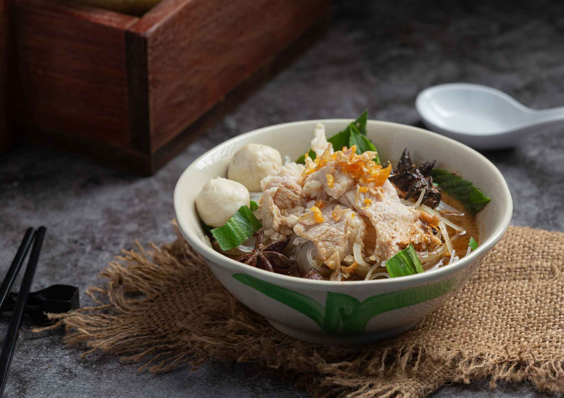 舌尖米其林饗宴與道地船麵